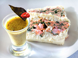 Fischpudding mit Krabben und Currysoße Fischpudding mit Krabben und Currysoße