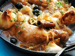 Hühnerschenkel mit Zwiebeln und Weißwein Hühnerschenkel mit Zwiebeln und Weißwein