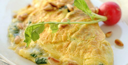 Omelett mit Spinat, Parmesan und Pinienkernen