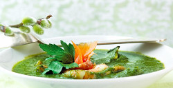 Spinat-Krabben-Räucherlachssuppe