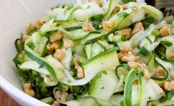 Zucchini-, Walnuss- & Zitrus-Salat