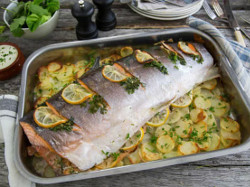 Ganzer Lachs auf Kartoffelbett
