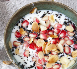 Joghurt mit Körnern und Granatapfel