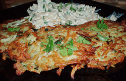 Grüne Kartoffelpuffer mit Champignonsoße