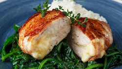 Hühnerbrust mit Bacon, Brie und Spinat