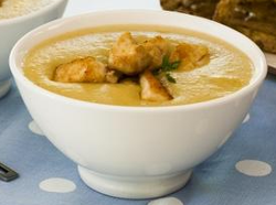 Kartoffel-Selleriesuppe mit knusprigen Hühnchenstreifen