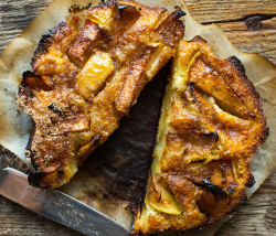 Apfelkuchen mit Zimt und braunem Zucker