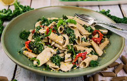 Nudelsalat mit Hühnerfleisch und Grünkohl