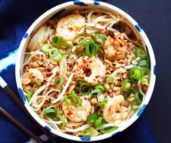 Thai-Nudeln mit Garnelen und Tofu (oder Hühnerfleisch)