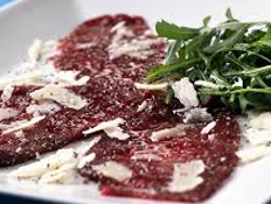 Walcarpaccio mit Ruccolasalat
