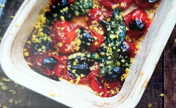 Gebackene Tomaten mit Basilikum und gepökeltem Eigelb