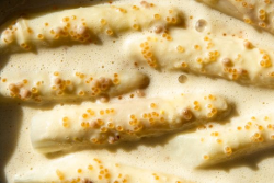 Weißer Spargel mit kremiger Weißweinsoße, Rogen und eingelegten Senfkörnern