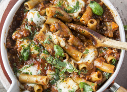 Nudeltopf mit Fleischsoße