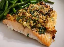 Lachs mit Parmesan-Kräuter-Walnuss-Kruste