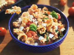 Mediterrane Pasta mit gebackenem Schafskäse